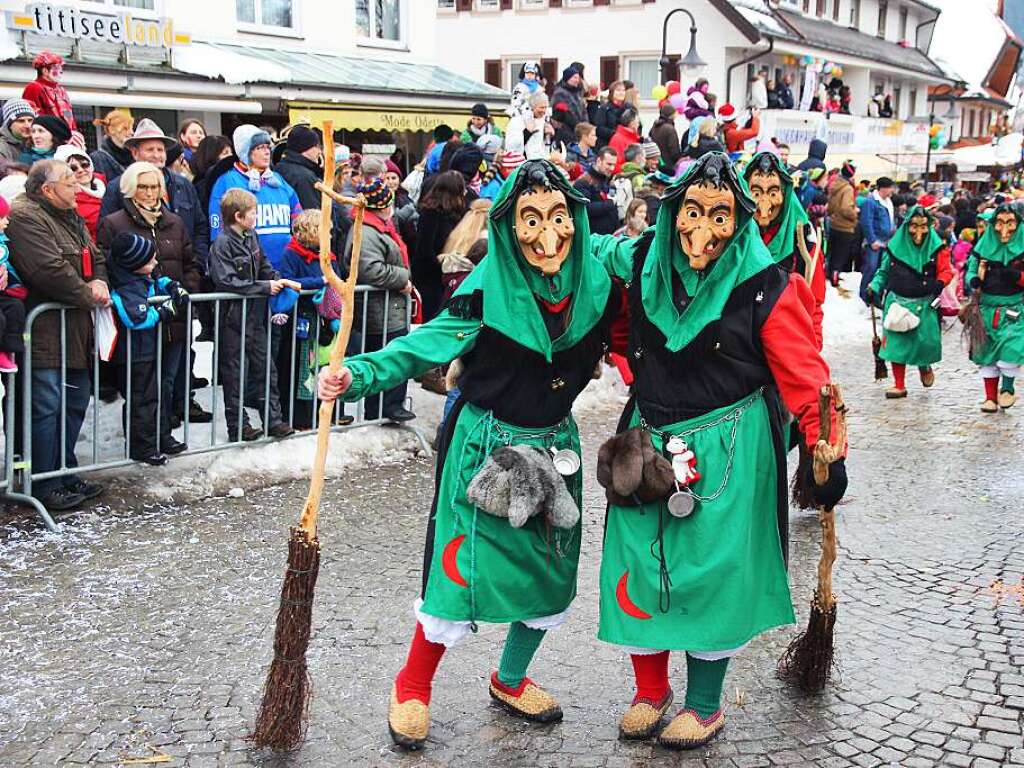 Schaurig-schne Masken, zahlreiche Hstrger, schmissige Kapellen und Besucher mit kreativen Verkleidungen: Beim Jubilumsumzug in Titisee gab es viel zu sehen.