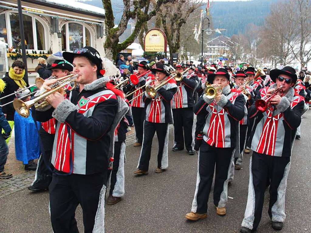 Schaurig-schne Masken, zahlreiche Hstrger, schmissige Kapellen und Besucher mit kreativen Verkleidungen: Beim Jubilumsumzug in Titisee gab es viel zu sehen.