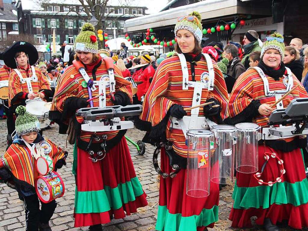 Schaurig-schne Masken, zahlreiche Hstrger, schmissige Kapellen und Besucher mit kreativen Verkleidungen: Beim Jubilumsumzug in Titisee gab es viel zu sehen.