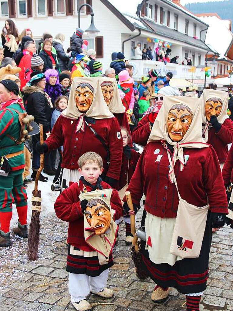 Schaurig-schne Masken, zahlreiche Hstrger, schmissige Kapellen und Besucher mit kreativen Verkleidungen: Beim Jubilumsumzug in Titisee gab es viel zu sehen.