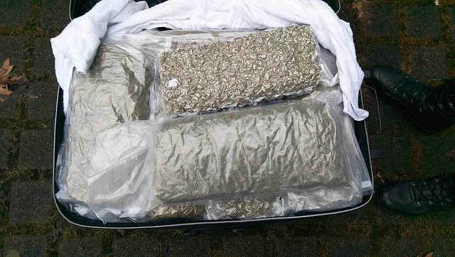 In diesem Koffer befanden sich 14 Pakete mit mehr als 14 Kilogramm Marihuana.  | Foto: Hauptzollamt Lrrach