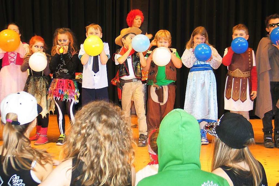 Kinderfasnet in Riegel: Luftballons aufblasen um die Wette (Foto: Helmut Hassler) Kinderfasnet in Riegel: Luftballons aufblasen um die Wette (Foto: Helmut Hassler)