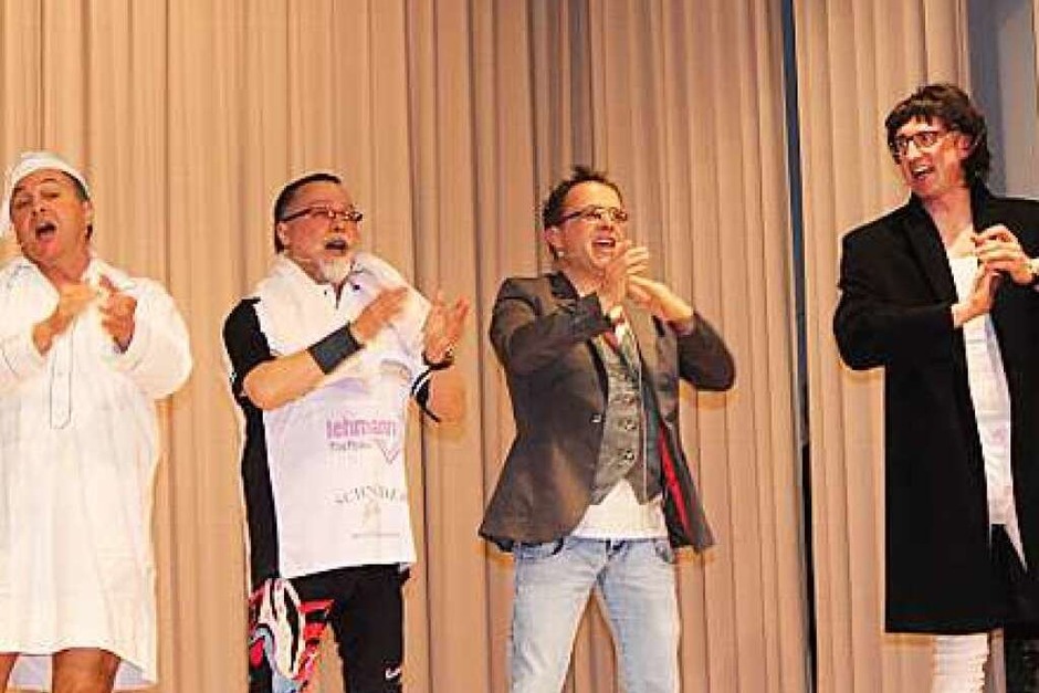 Ein kurzweiliges Programm auf der Bühne brachte das Publikum in Lenzkirch zum Lachen. (Foto: Dennis Wipf) Ein kurzweiliges Programm auf der Bühne brachte das Publikum in Lenzkirch zum Lachen. (Foto: Dennis Wipf)