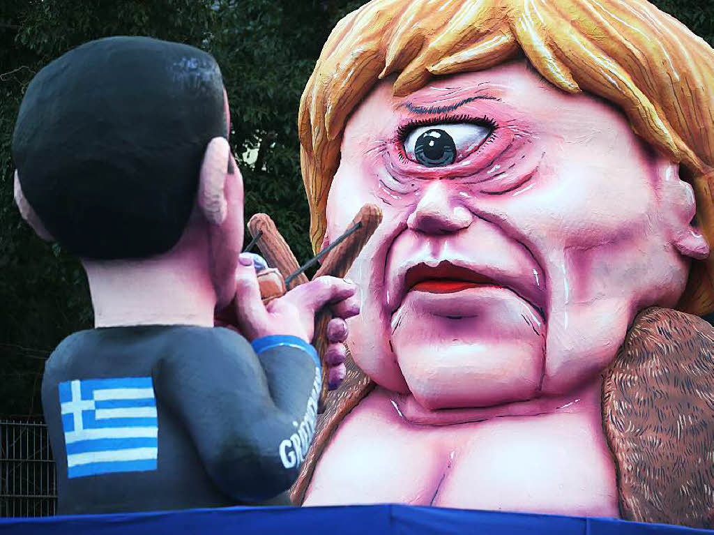 Athen vs. Berlin: Auf dem Karnevalswagen in Dsseldorf zielt der griechische Ministerprsident Alexis Tsirpas mit einer Steinschleuder auf Bundeskanzlerin Angela Merkel.