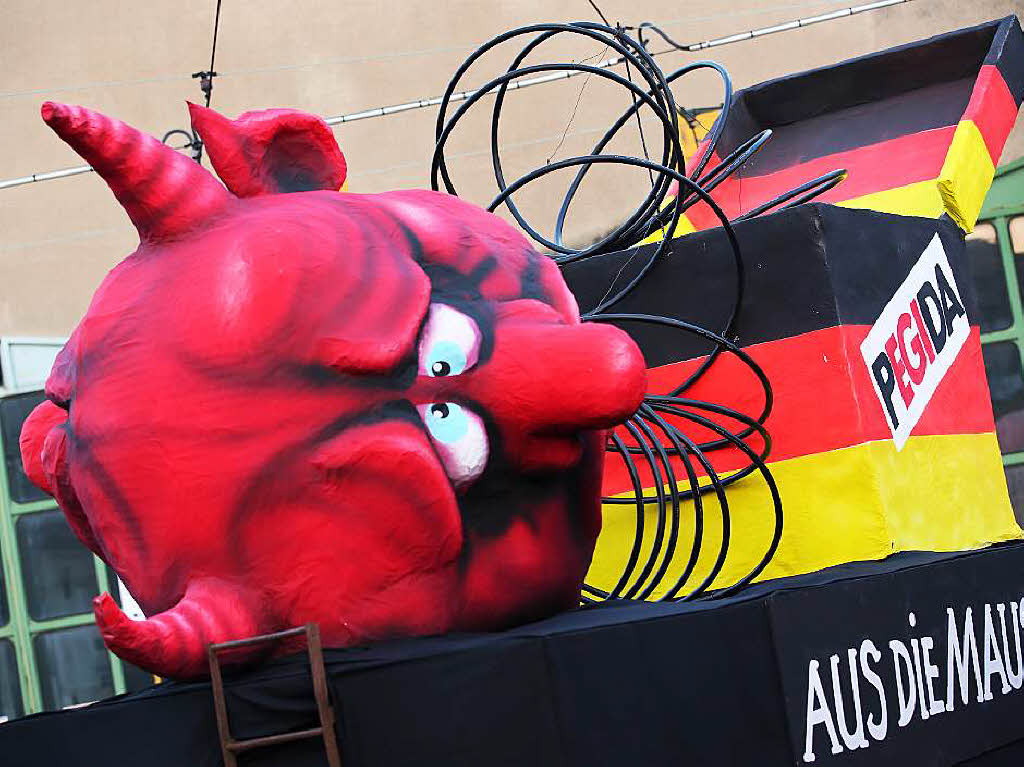 Karnevalwagen in Dsseldorf: „Pegida aus die Maus“.