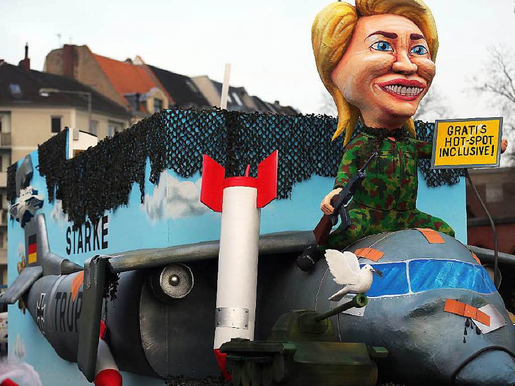 Verteidigungsministerin von der Leyen: Der Motivwagen beschftigt sich mit dem Attraktivittsprogramm fr die Bundeswehr.