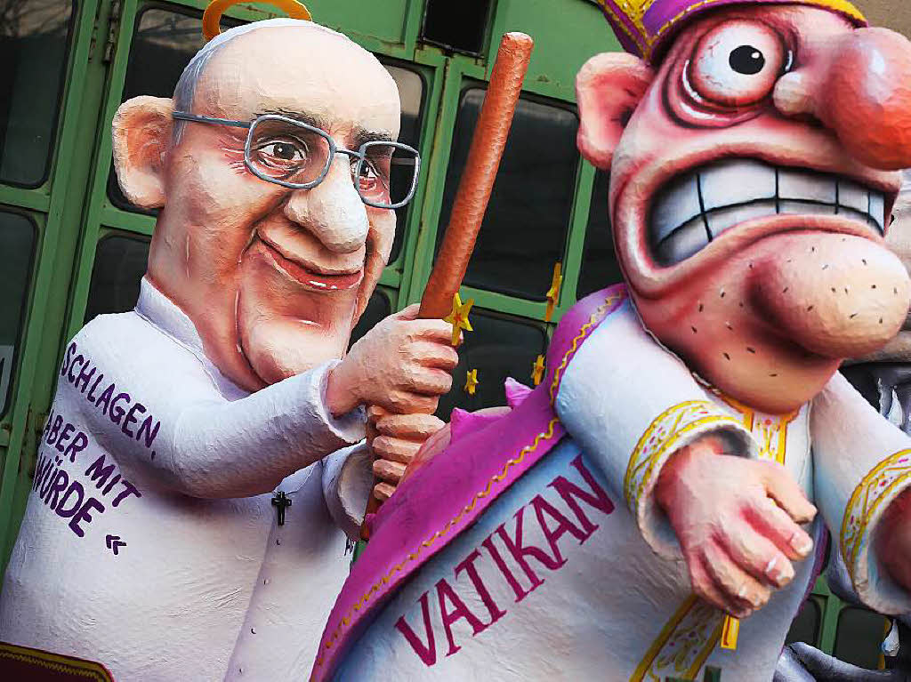 Ein Karnevalwagen in Dsseldorf zeigt das Motiv „Vatikan - Schlagen, aber mit Wrde“. Das Bild spielt auf die Aussage von Papst Franziskus an, dass es in Ordnung sei, seine Kinder zu schlagen, solange ihre Wrde nicht verletzt werde.