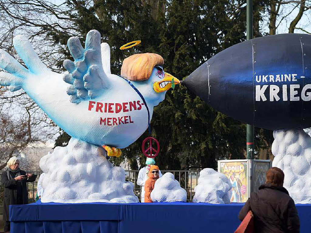 „Friedensengel Merkel“ auf dem Umzug in Dsseldorf.