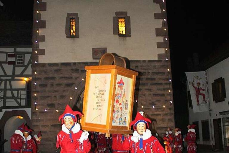 Hunderte Jokili, Musiker und Zuschauer feierten am Sonntagabend beim Sternmarsch der Jokili auf dem Endinger Marktplatz die Proklamation der Fasnet durch den Oberjokili und hatten ihren Spaß bei den alten Endinger und Tovarer Fasnetsliedern und -sprüchen. (Foto: Martin Wendel) Hunderte Jokili, Musiker und Zuschauer feierten am Sonntagabend beim Sternmarsch der Jokili auf dem Endinger Marktplatz die Proklamation der Fasnet durch den Oberjokili und hatten ihren Spaß bei den alten Endinger und Tovarer Fasnetsliedern und -sprüchen. (Foto: Martin Wendel)