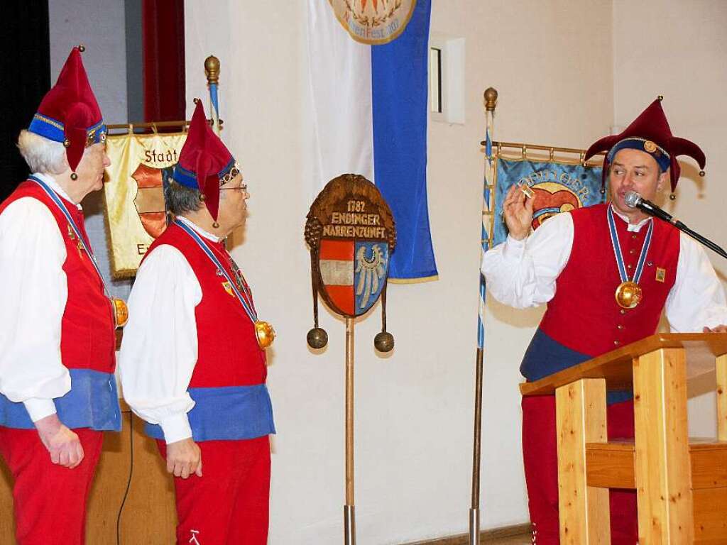 Narrenvesper in Endingen: Die ersten Orden berreicht Oberzunftmeister Ralph Baumann (r.) an die Erznarren Richard Wagner (l.) und Franz-Josef Vollherbst.