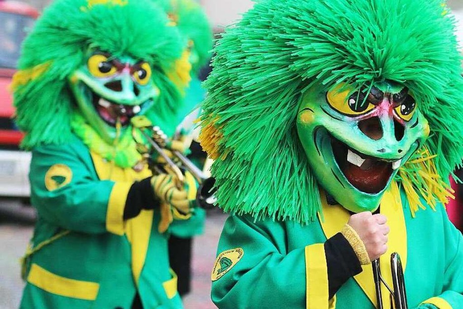 Steinens Narren brauchen keine Wagen, um bester Stimmung zu sein. Das zeigte sich beim Fasnachtsumzug am Sonntag. Der Rosenmontag gehörte traditionell dem Nachwuchs. Und auch die Kleinsten haben Spaß am Verkleiden. (Foto: Hans-Jürgen Hege) Steinens Narren brauchen keine Wagen, um bester Stimmung zu sein. Das zeigte sich beim Fasnachtsumzug am Sonntag. Der Rosenmontag gehörte traditionell dem Nachwuchs. Und auch die Kleinsten haben Spaß am Verkleiden. (Foto: Hans-Jürgen Hege)