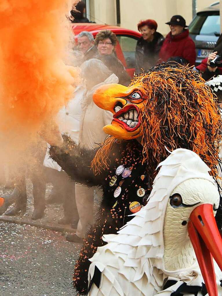 Steinens Narren brauchen keine Wagen, um bester Stimmung zu sein. Das zeigte sich beim Fasnachtsumzug am Sonntag. Der Rosenmontag gehrte traditionell dem Nachwuchs. Und auch die Kleinsten haben Spa am Verkleiden.