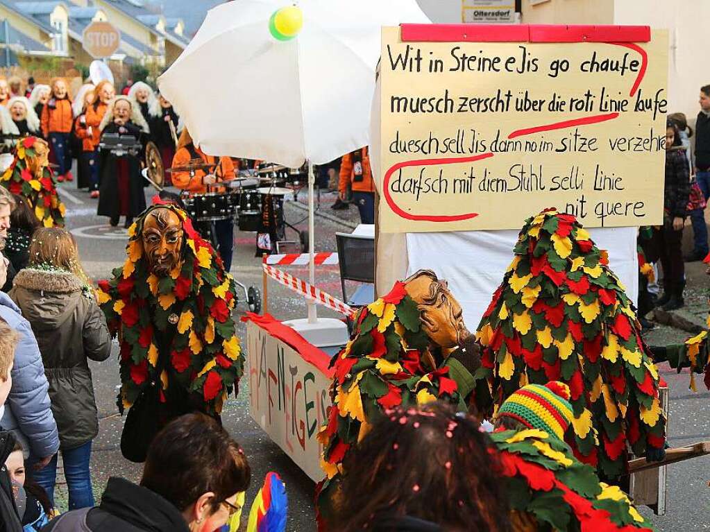 Steinens Narren brauchen keine Wagen, um bester Stimmung zu sein. Das zeigte sich beim Fasnachtsumzug am Sonntag. Der Rosenmontag gehrte traditionell dem Nachwuchs. Und auch die Kleinsten haben Spa am Verkleiden.