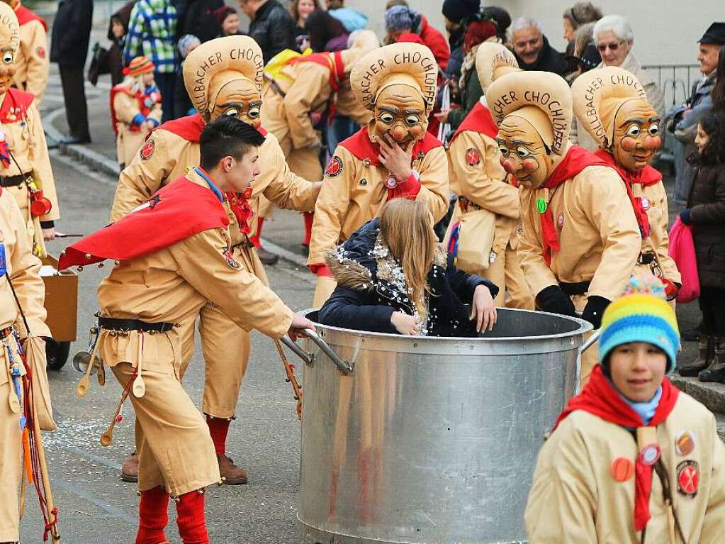 Steinens Narren brauchen keine Wagen, um bester Stimmung zu sein. Das zeigte sich beim Fasnachtsumzug am Sonntag. Der Rosenmontag gehrte traditionell dem Nachwuchs. Und auch die Kleinsten haben Spa am Verkleiden.