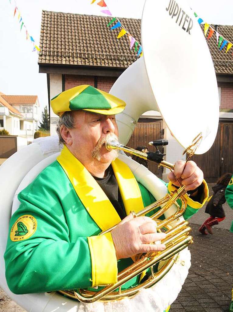 Steinens Narren brauchen keine Wagen, um bester Stimmung zu sein. Das zeigte sich beim Fasnachtsumzug am Sonntag. Der Rosenmontag gehrte traditionell dem Nachwuchs. Und auch die Kleinsten haben Spa am Verkleiden.