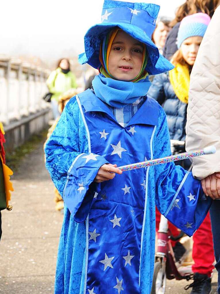 Steinens Narren brauchen keine Wagen, um bester Stimmung zu sein. Das zeigte sich beim Fasnachtsumzug am Sonntag. Der Rosenmontag gehrte traditionell dem Nachwuchs. Und auch die Kleinsten haben Spa am Verkleiden.