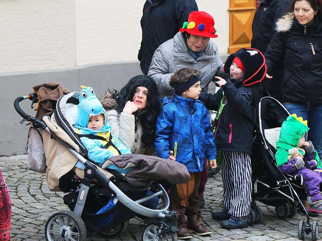 Steinens Narren brauchen keine Wagen, um bester Stimmung zu sein. Das zeigte sich beim Fasnachtsumzug am Sonntag. Der Rosenmontag gehrte traditionell dem Nachwuchs. Und auch die Kleinsten haben Spa am Verkleiden.