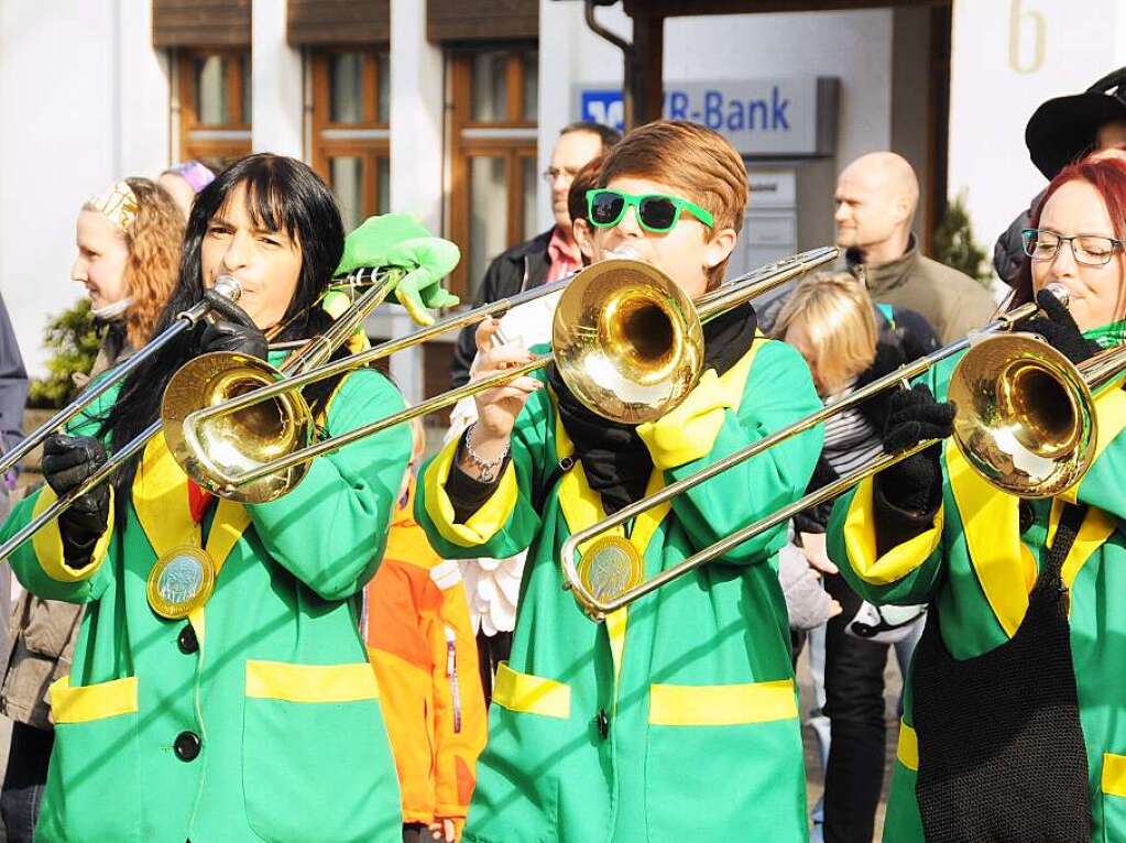 Steinens Narren brauchen keine Wagen, um bester Stimmung zu sein. Das zeigte sich beim Fasnachtsumzug am Sonntag. Der Rosenmontag gehrte traditionell dem Nachwuchs. Und auch die Kleinsten haben Spa am Verkleiden.