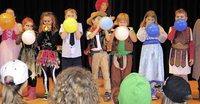 Viel Puste war gefordert bei einem von...pielen bei der Riegeler Kinderfasnet.   | Foto: Helmut Hassler