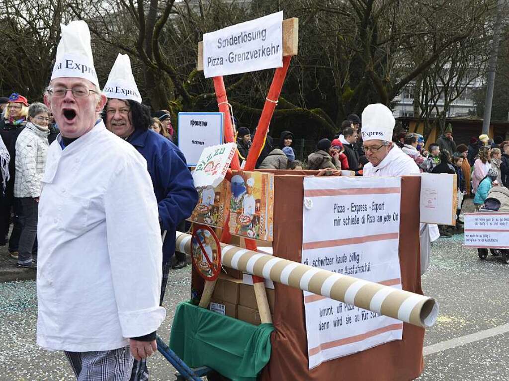 Wie jedes Jahr mit aktuellem Thema dabei: Die Snger der Chorgemeinschaft Frohsinn. Sie prsentierten eine Sonderlsung im Pizza-Grenzverkehr.