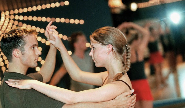 Stilvoll tanzen, das  mgen auch viele junge Menschen. Und lernen es auch.    | Foto: adtv/dpa/gms