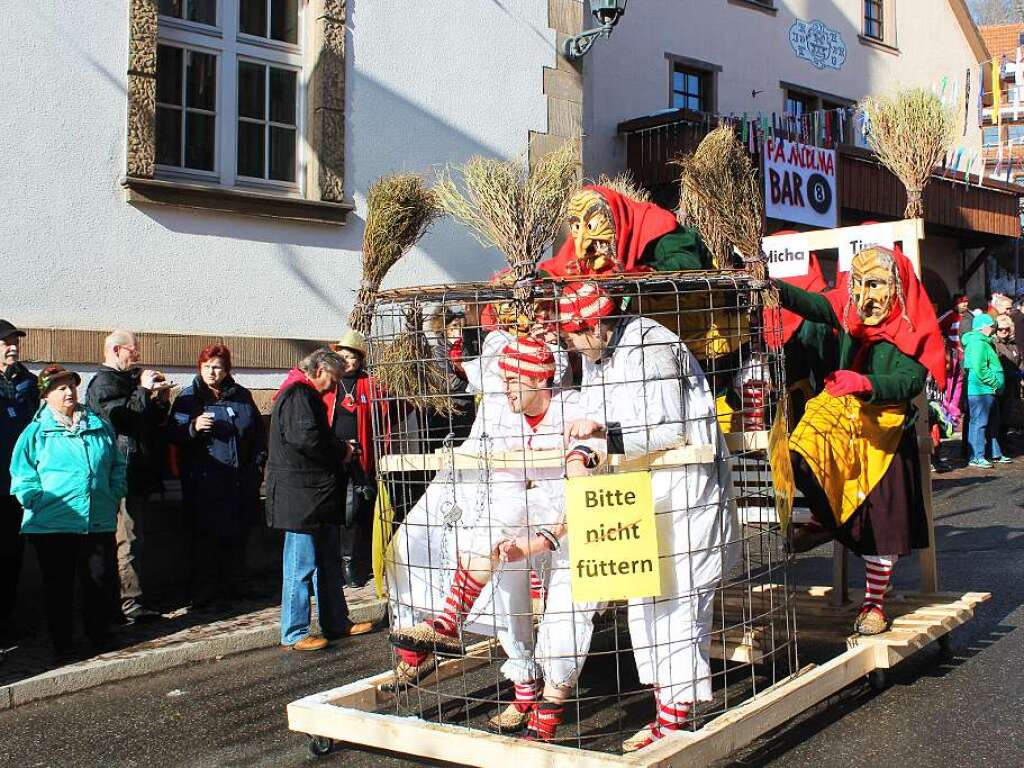 Im Kfig vorfhren lassen mussten sich auch Fabi, Micha und Tim, drei Lffinger Hexenanwrter, die am Montagabend noch den Aufnahmeritus ber sich ergehen lassen mussten.