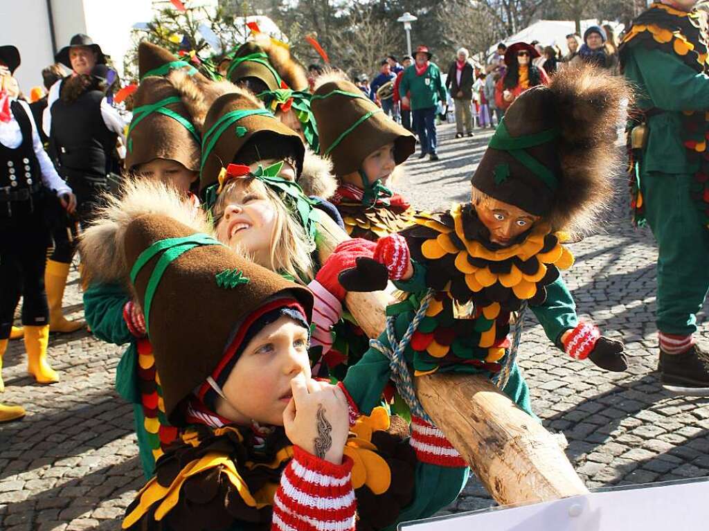 Von den kleinen Dengele und Heuhoppern wird das Baumstellen nachgestellt.