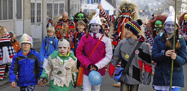 Kurz und knackig war der Kinderumzug i...ideten Gestalten auch am Straenrand.   | Foto: Maja Tolsdorf