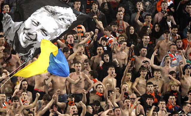 Schachtjor-Donezk-Fans jubeln whrend ... in der Donbass-Arena in Donezk statt.  | Foto: dpa