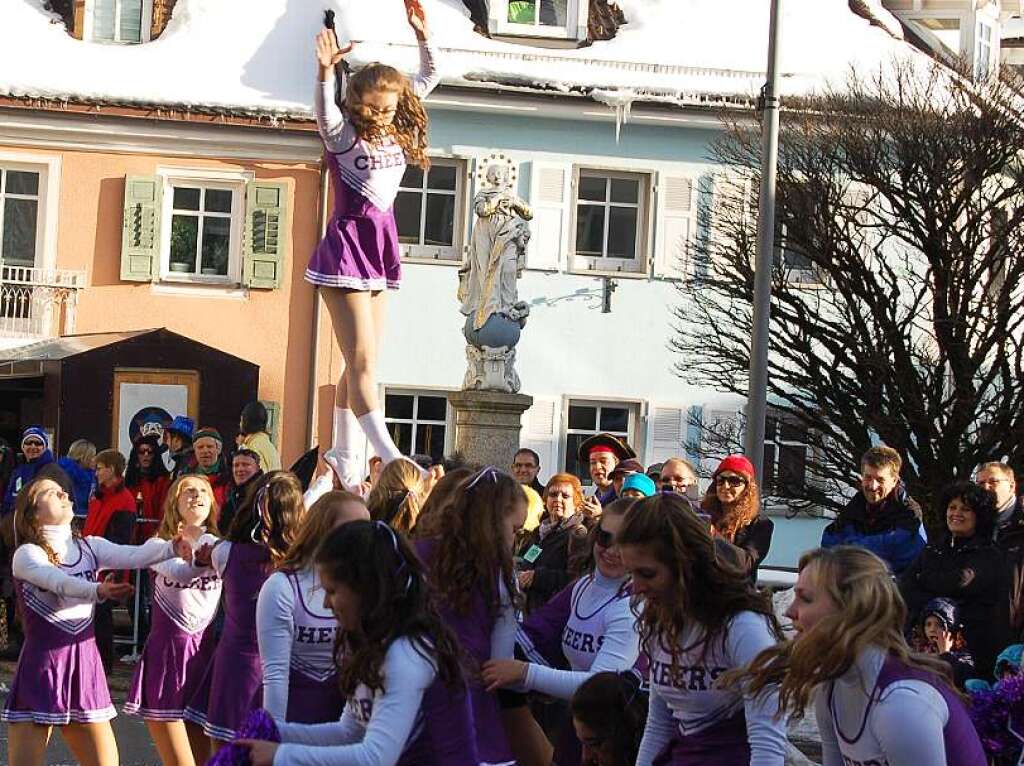 Die Bonndorfer Cheerleader, die sich schon auf der Theaterbhne prsentiert hatten, zeigten auch im Umzug noch einmal ihr Knnen (Bild links). Flink unterwegs war auch der kleine Clown vom Trachtenverein Bonndorf, trotz der Lasten, die er im Umzug zu ziehen hatte. 