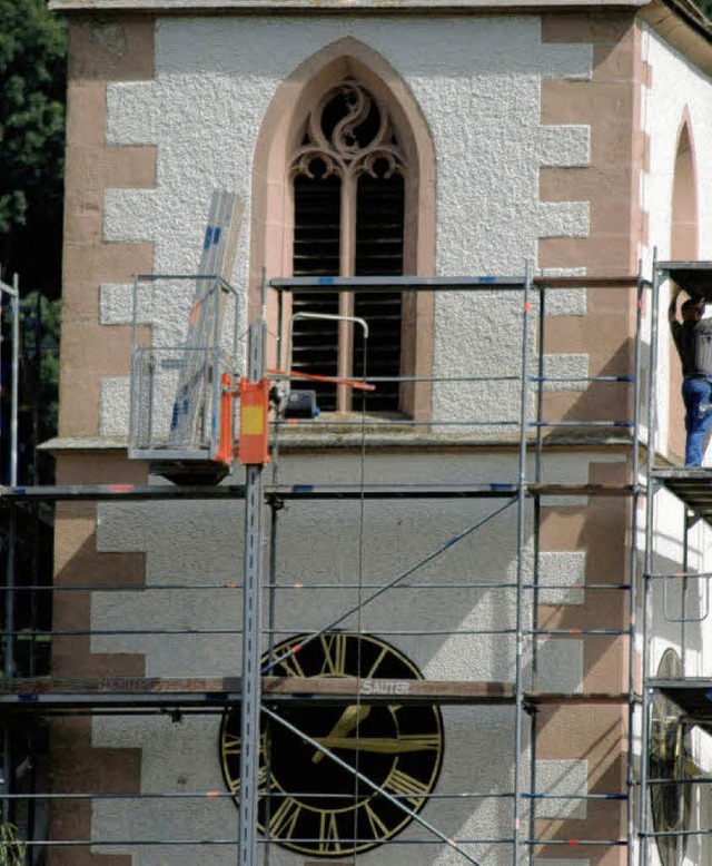 Die Turmuhr von St. Sebastian versteck...r einige Zeit hinter  Gerststangen.   | Foto: Horst Dauenhauer