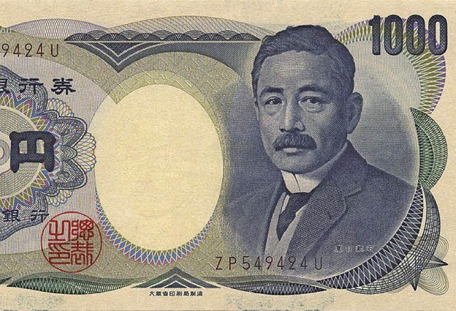 Stapelweise Geld wird in Tokio als Fundsache abgegeben.   | Foto: bz