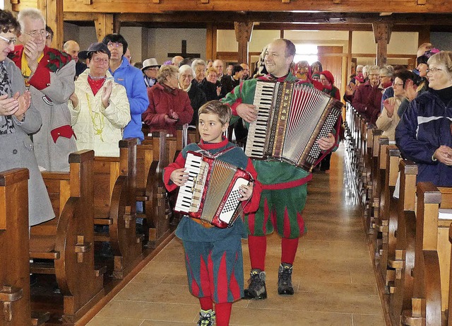 Mit Hs, Gschell und Musik zogen die M...oll besetzte Christknigskirche ein.    | Foto: m.  Hofmeier