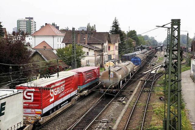 Geht es nach Landrat Scherer und seine...eiteren Gleise an der Bestandstrasse.   | Foto: CH. Breithaupt