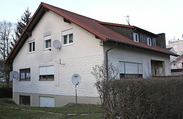 Das Wohnhaus der Gemeinde Btzingen in...ehr Platz fr Flchtlinge zu schaffen.  | Foto: horst david
