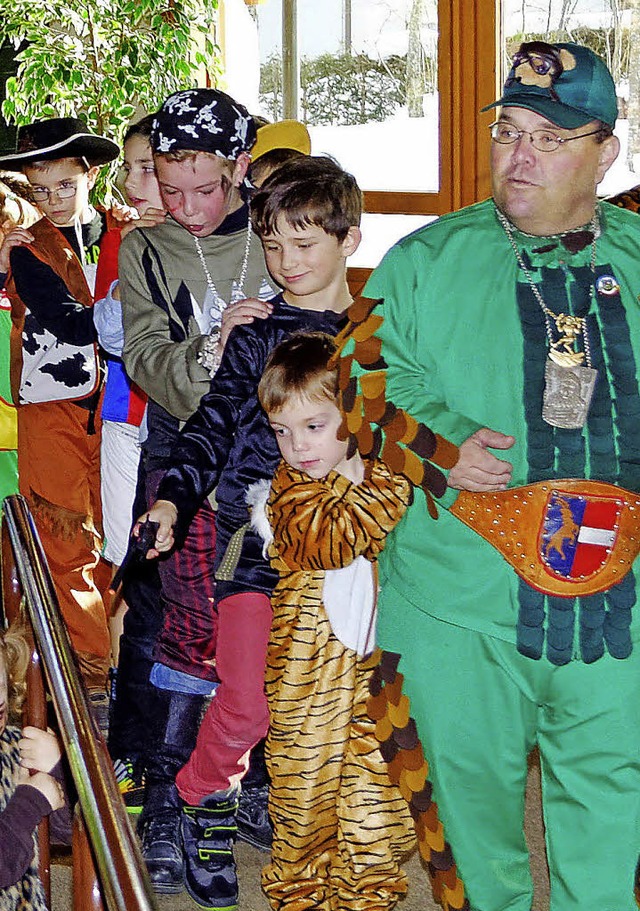 Raimund Grass fhrt eine Polonaise mit den Kindern durch den Kursaal an.   | Foto: Stefan Pichler