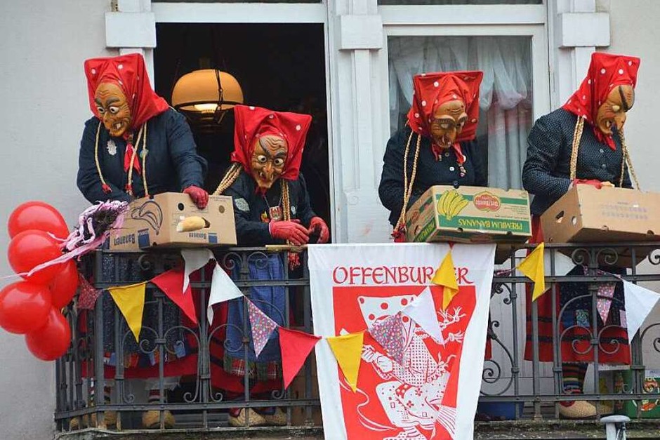Gizzig-Rufe kamen aus der Menge, Wurst und Wecken warfen die Hexen aus der Luft. Am Fasentzischdig rieselte es für die Zuschauer Hexenfraß aus luftiger Höhe, später wurden die Geldbeutel im Löwenbrunnen gewaschen. (Foto: Julia Trauden) Gizzig-Rufe kamen aus der Menge, Wurst und Wecken warfen die Hexen aus der Luft. Am Fasentzischdig rieselte es für die Zuschauer Hexenfraß aus luftiger Höhe, später wurden die Geldbeutel im Löwenbrunnen gewaschen. (Foto: Julia Trauden)