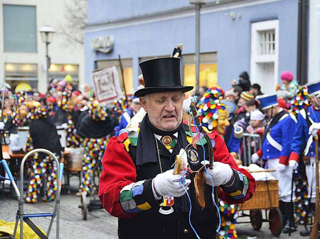 Gizzig-Rufe kamen aus der Menge, Wurst und Wecken warfen die Hexen aus der Luft. Am Fasentzischdig rieselte es fr die Zuschauer Hexenfra aus luftiger Hhe, spter wurden die Geldbeutel im Lwenbrunnen gewaschen.