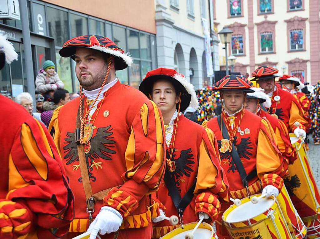 Gizzig-Rufe kamen aus der Menge, Wurst und Wecken warfen die Hexen aus der Luft. Am Fasentzischdig rieselte es fr die Zuschauer Hexenfra aus luftiger Hhe, spter wurden die Geldbeutel im Lwenbrunnen gewaschen.