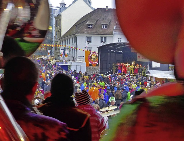 Zum Finale der Fasnacht traten 16 Guggemusiken auf dem Alten Marktplatz auf.   | Foto: Barbara Ruda