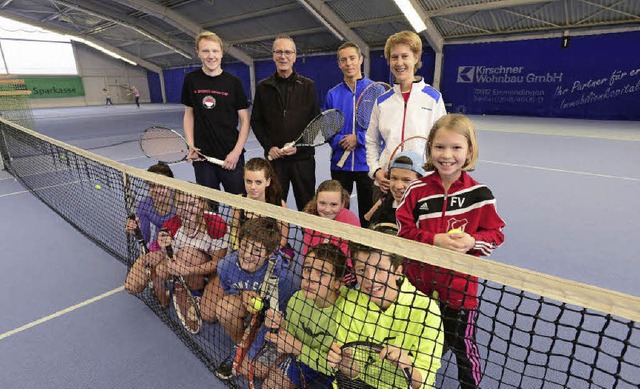 Die Trainer (im Hintergrund) machen au...wieder neuen Kindern  Tennis-Fans.      | Foto: ingo schneider