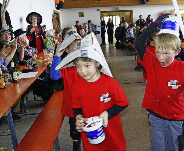 Mit der Zeitungsmtze auf dem Kopf ers...teils im Wagen, teils im Uhrenkasten.   | Foto: Fotos: Gutjahr