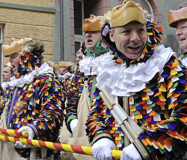 Mittendrin: Zunftmeister Claus Epting  (rechts) gestern beim Narrolaufen  | Foto: Brigitte Chymo