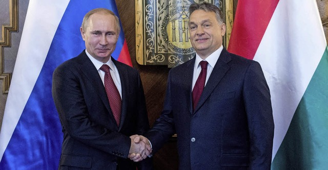 Handschlag vor Landesfarben: Wladimir Putin und Viktor Orban   | Foto: AFP