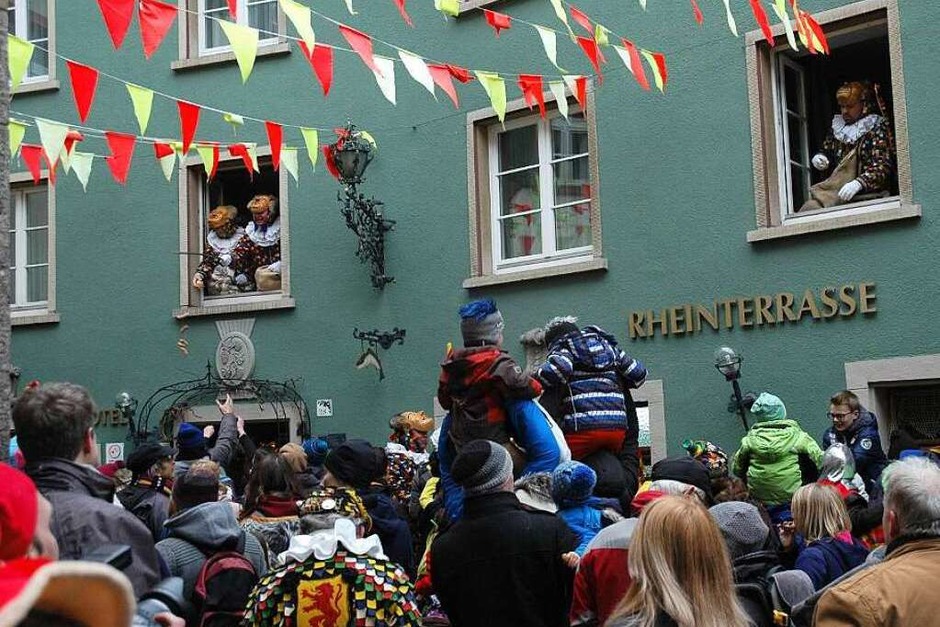 Zwischenstation: Im ersten OG des Hotels Rebstock hielten Narronen Angeln mit Würsten für die Kinder aus den Fenstern. (Foto: Brigitte Chymo) Zwischenstation: Im ersten OG des Hotels Rebstock hielten Narronen Angeln mit Würsten für die Kinder aus den Fenstern. (Foto: Brigitte Chymo)
