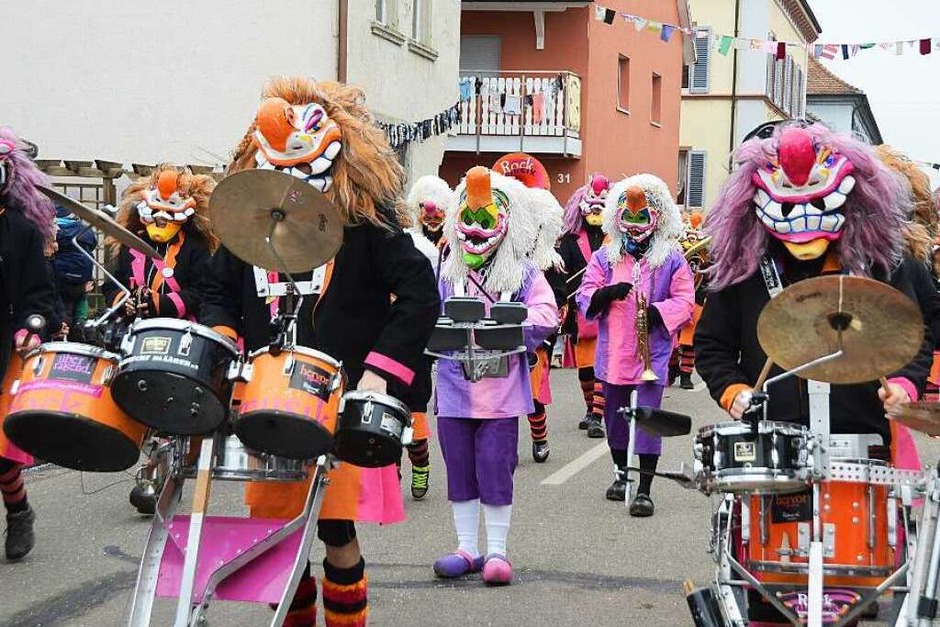 Forchheim: Ein musikalischer Farbtupfer, die Pfaffenweiler Rockmusik Schnecke-Blärer. (Foto: Roland Vitt) Forchheim: Ein musikalischer Farbtupfer, die Pfaffenweiler Rockmusik Schnecke-Blärer. (Foto: Roland Vitt)