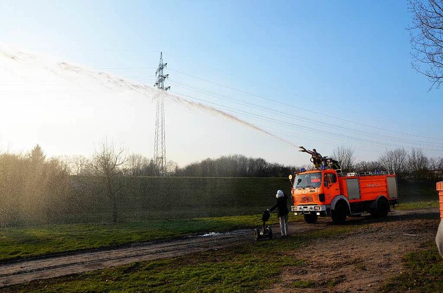 Wasser marsch!: Eindrucksvoll demonstr...r, wie man Licht sichtbar machen kann.  | Foto: Julia Trauden