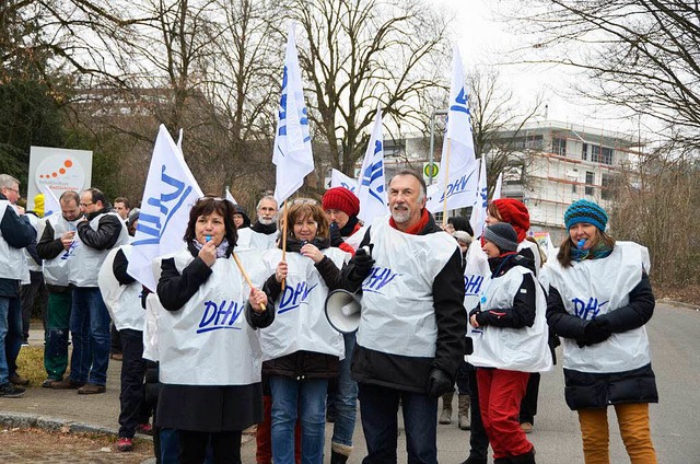 Vorne Betriebsratsvorsitzende Martina ...-Bezirksgeschftsfhrer Hans Hebeisen.  | Foto: Axel Kremp