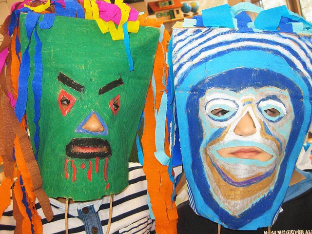 Malik Bauer (links) und Julius Riede  zeigen ihre bunten Masken.  | Foto: Privat