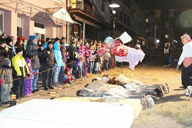 Das Altwiiber-Rennen war wieder ein besonderes Spektakel der Zeller Fasnacht.  | Foto: Anja Bertsch